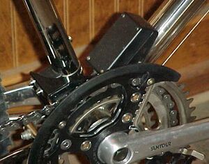 Picture of the hinged chain ring section. You can see the switching tab right below the crank arm.